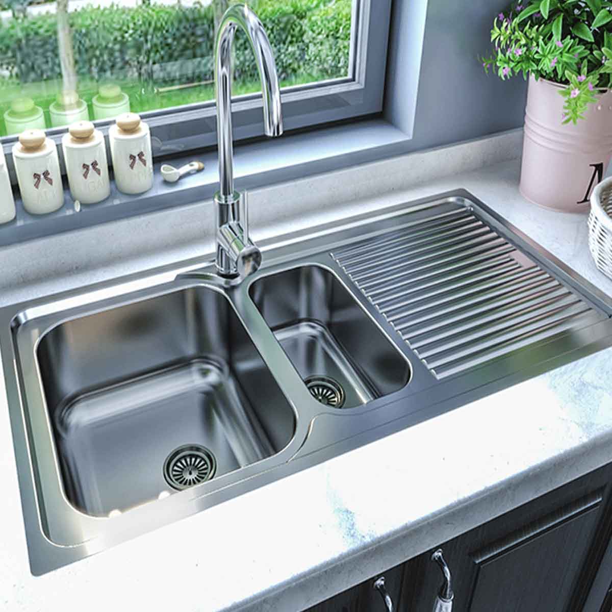 Edelstahleinbauspüle Edelstahl Einbauspüle in einer Küche